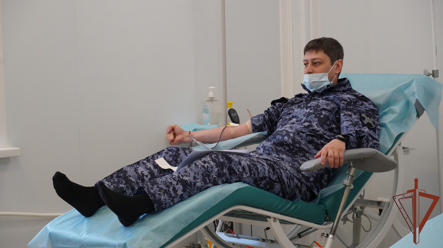  Ведомственную акцию «От сердца к сердцу» поддержали росгвардейцы из Саратовской области