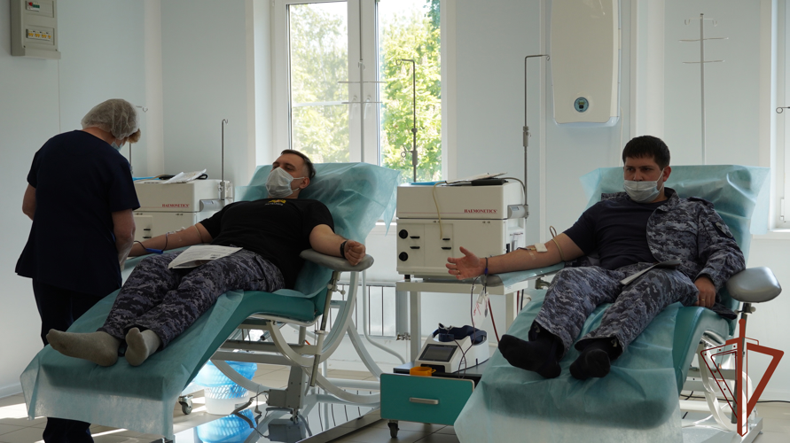 Ведомственную акцию «От сердца к сердцу» поддержали росгвардейцы из Саратовской области