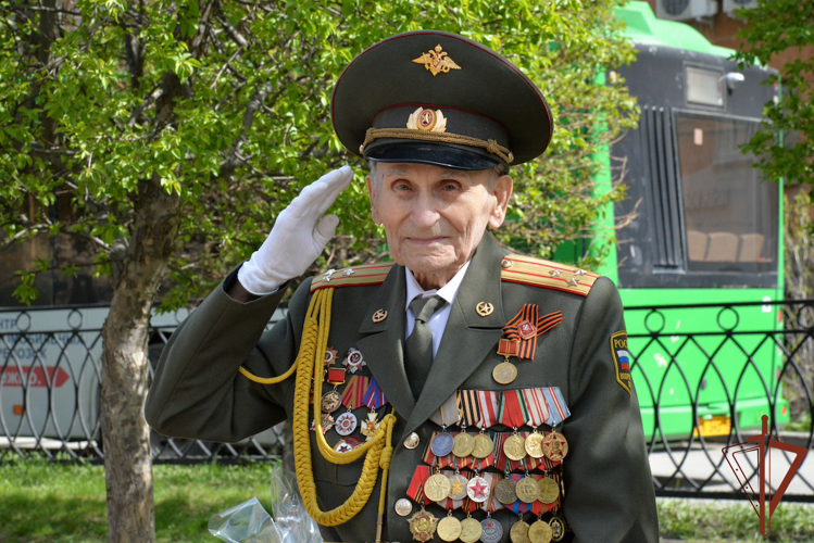 Росгвардия поздравила с Днём Победы ветеранов Великой Отечественной войны и тружеников тыла на Урале (видео)