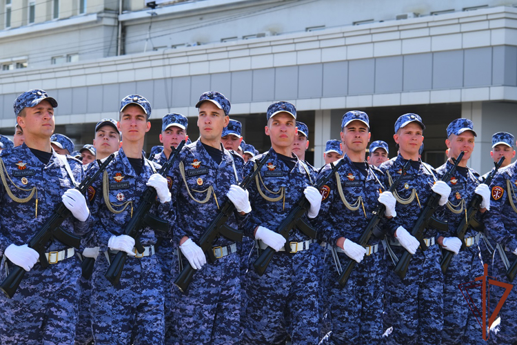 Росгвардейцы приняли участие в Парадах Победы на северо-западе страны