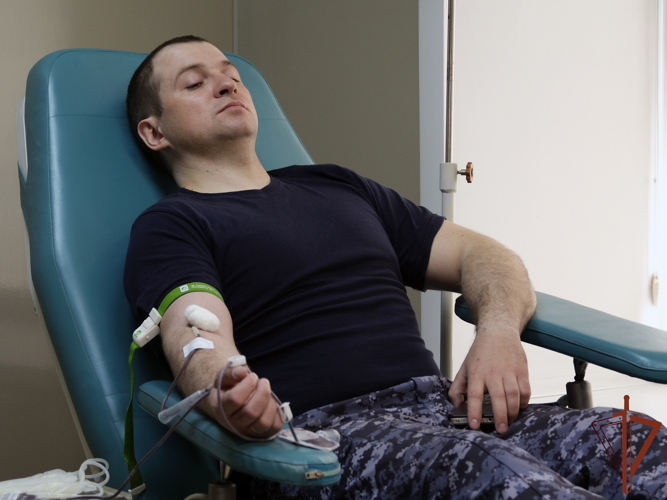 Росгвардейцы пополнили запасы донорской крови медучреждений Республики Алтай