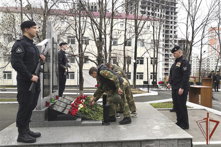 Во Владивостоке состоялась церемония открытия мемориала, посвященного погибшим сотрудникам ОМОН