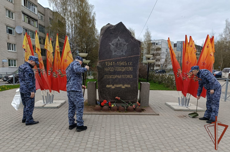 Росгвардейцы  Северо-Западного округа благоустроили братские захоронения советских воинов