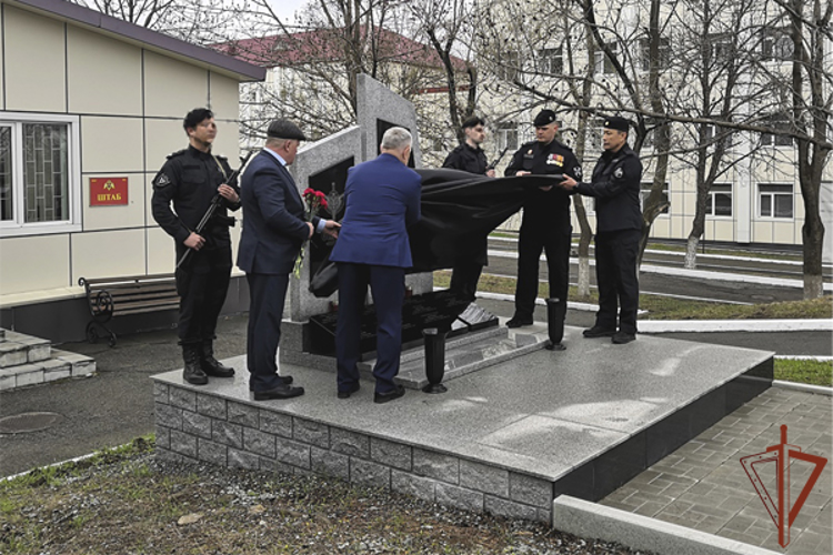 Во Владивостоке состоялась церемония открытия мемориала, посвященного погибшим сотрудникам ОМОН