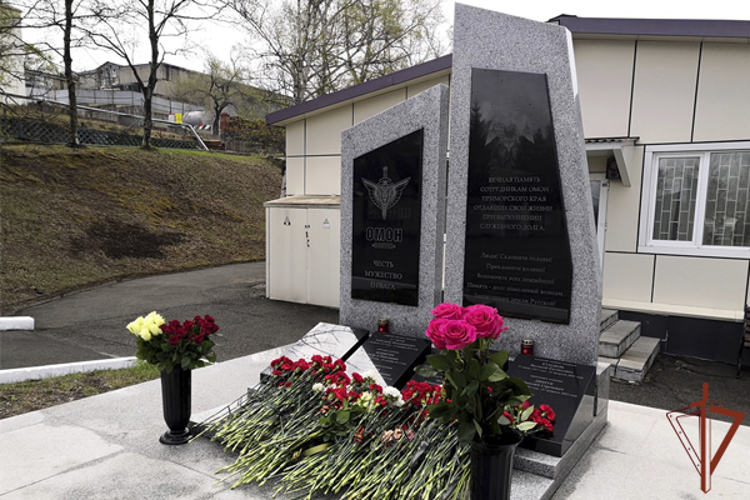 Во Владивостоке состоялась церемония открытия мемориала, посвященного погибшим сотрудникам ОМОН