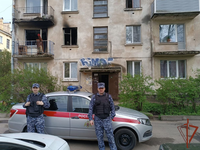 В Ленобласти сотрудники Росгвардии оказали содействие спасателям, оцепив территорию у здания, в котором произошел пожар