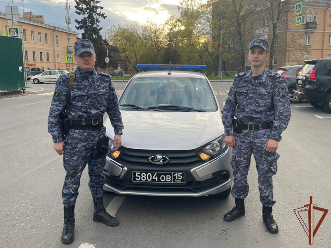 В Сестрорецке росгвардейцы обнаружили загоревшийся кроссовер и локализовали возгорание до приезда пожарных (видео)