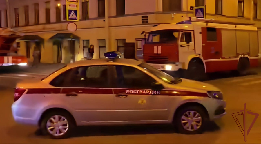Росгвардейцы эвакуировали более 10 жильцов во время пожара дома в Санкт-Петербурге