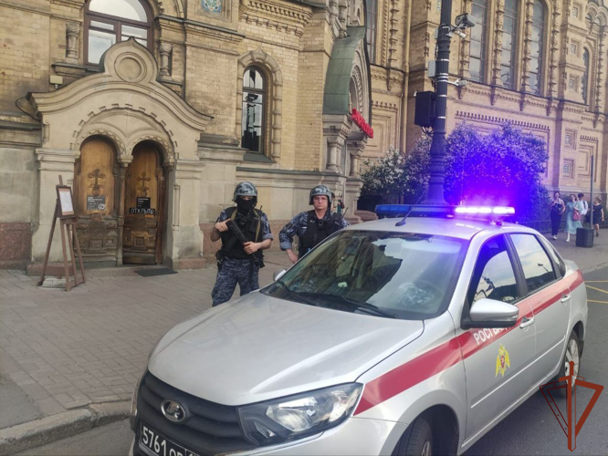 Сотрудники Росгвардии задержали взобравшихся на купол храма двух мужчин в Санкт-Петербурге