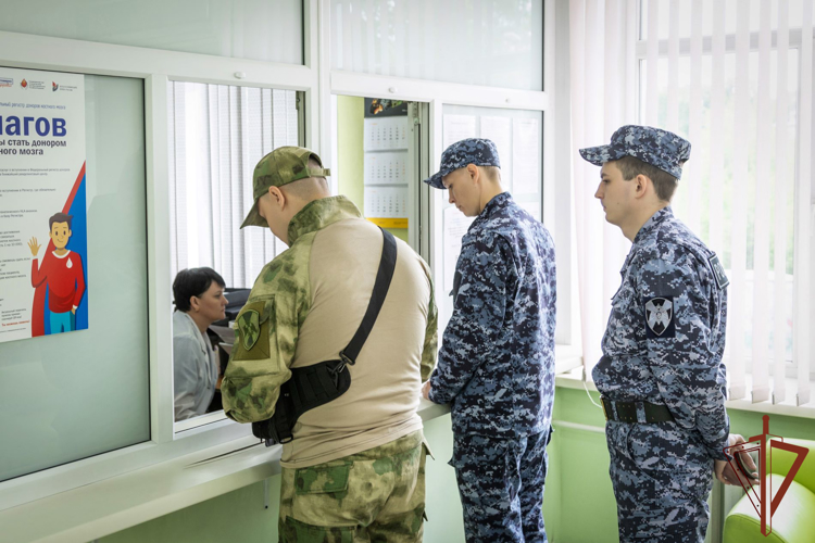 Всероссийскую ведомственную акцию «От сердца к сердцу» поддержали росгвардейцы в Абакане 