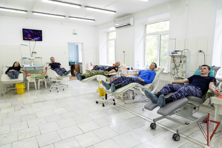 Всероссийскую ведомственную акцию «От сердца к сердцу» поддержали росгвардейцы в Абакане 