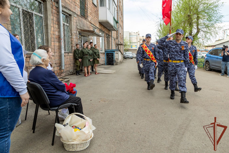 Парадный расчет Росгвардии поздравил ветеранов Великой Отечественной войны в Хакасии