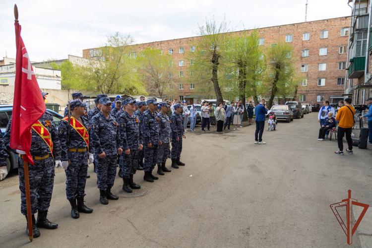 Парадный расчет Росгвардии поздравил ветеранов Великой Отечественной войны в Хакасии