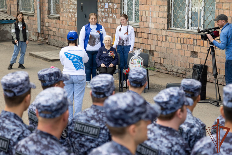 Парадный расчет Росгвардии поздравил ветеранов Великой Отечественной войны в Хакасии