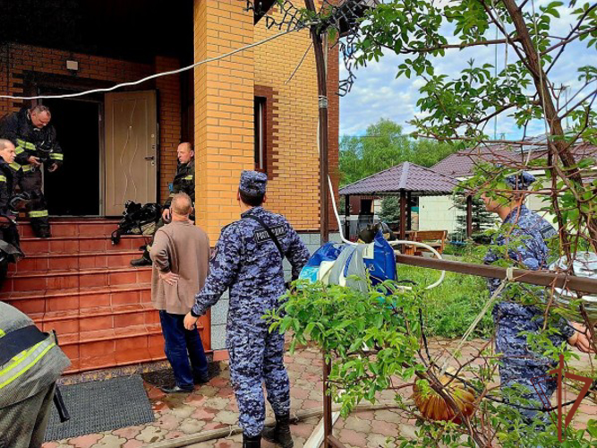 В Московской области сотрудники Росгвардии блокировали очаг возгорания в охраняемом частном доме