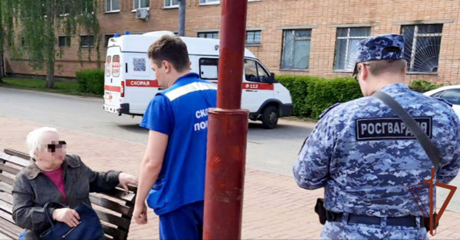 Сотрудники Росгвардии помогли внезапно почувствовавшей себя плохо на улице женщине в Подмосковье