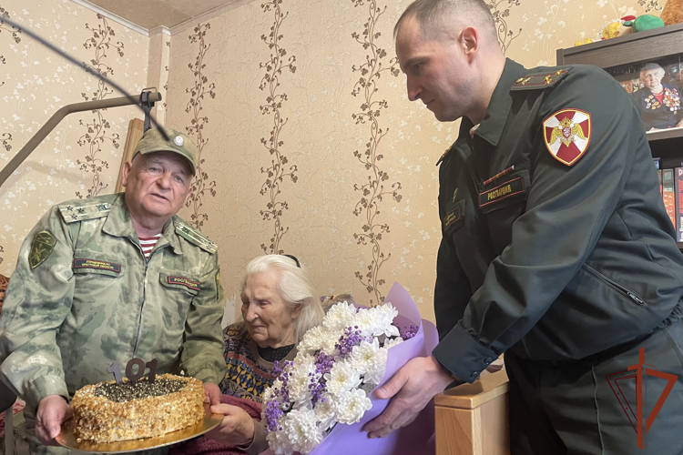 Росгвардия поздравила со 101-летием ветерана Великой Отечественной войны и войск правопорядка в Иркутской области