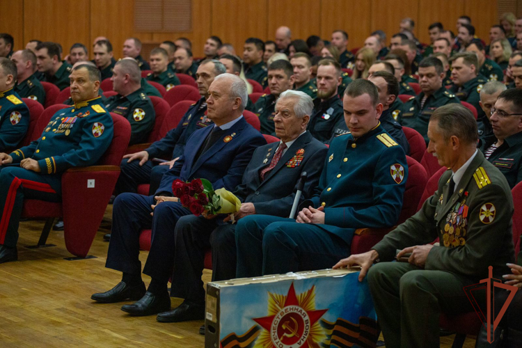 Генерал-полковник Александр Попов поздравил ветерана Великой Отечественной войны Михаила Николаевича Черновалова с днём рождения