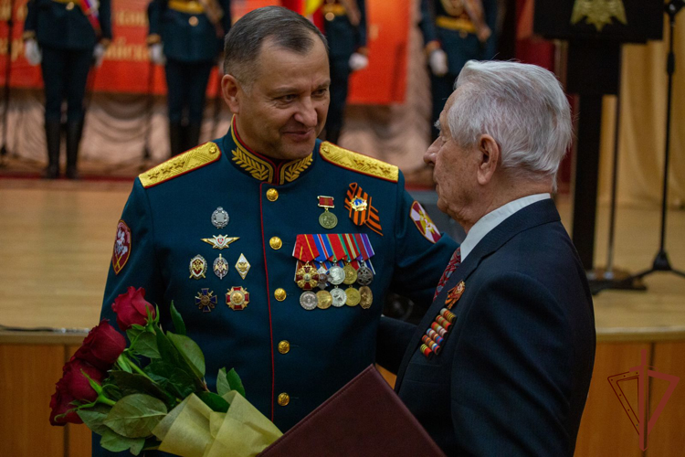 Генерал-полковник Александр Попов поздравил ветерана Великой Отечественной войны Михаила Николаевича Черновалова с днём рождения