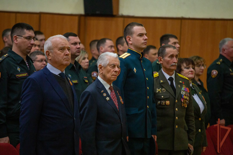 Генерал-полковник Александр Попов поздравил ветерана Великой Отечественной войны Михаила Николаевича Черновалова с днём рождения