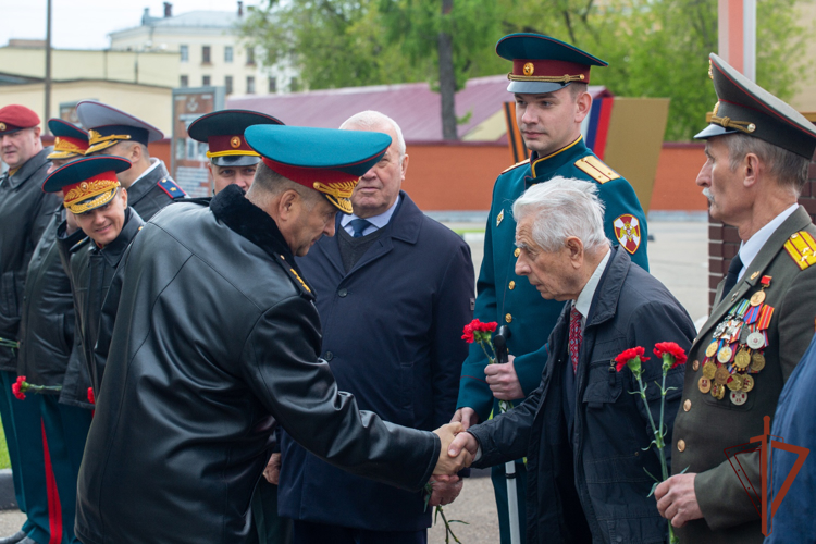 Генерал-полковник Александр Попов поздравил ветерана Великой Отечественной войны Михаила Николаевича Черновалова с днём рождения