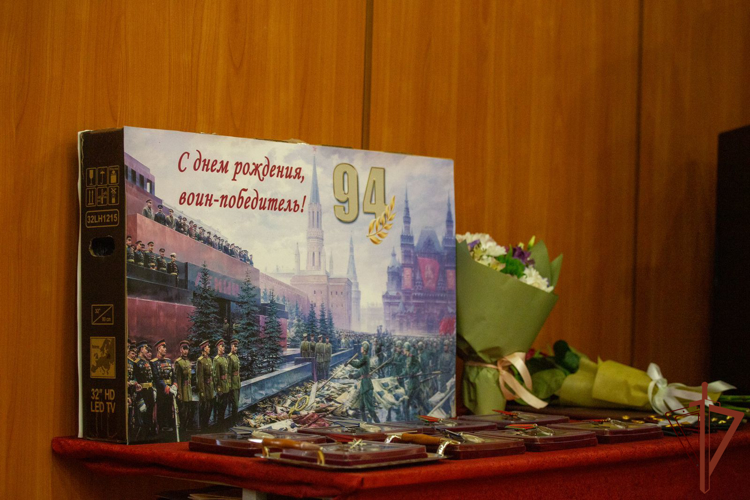 Генерал-полковник Александр Попов поздравил ветерана Великой Отечественной войны Михаила Николаевича Черновалова с днём рождения