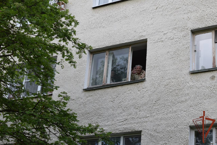 Военнослужащие Саровского соединения Росгвардии поздравили ветеранов с Днем Победы
