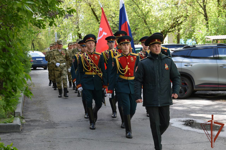 Военнослужащие Саровского соединения Росгвардии поздравили ветеранов с Днем Победы