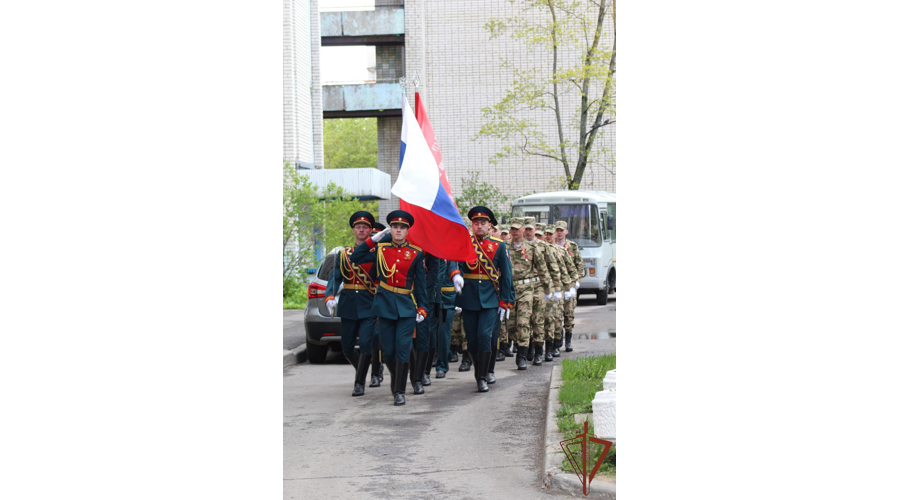 Военнослужащие Саровского соединения Росгвардии поздравили ветеранов с Днем Победы
