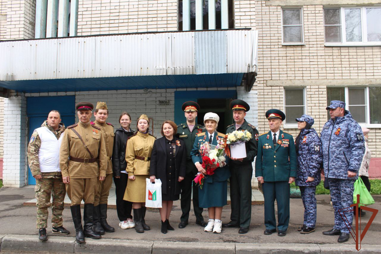 Военнослужащие Саровского соединения Росгвардии поздравили ветеранов с Днем Победы