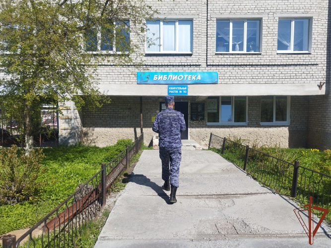 Росгвардейцы на Урале поздравили сотрудников библиотек с профессиональным праздником