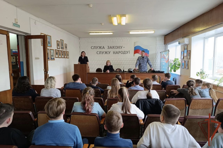 Росгвардейцы проводят профилактические и профориентационные занятия с уральской молодежью