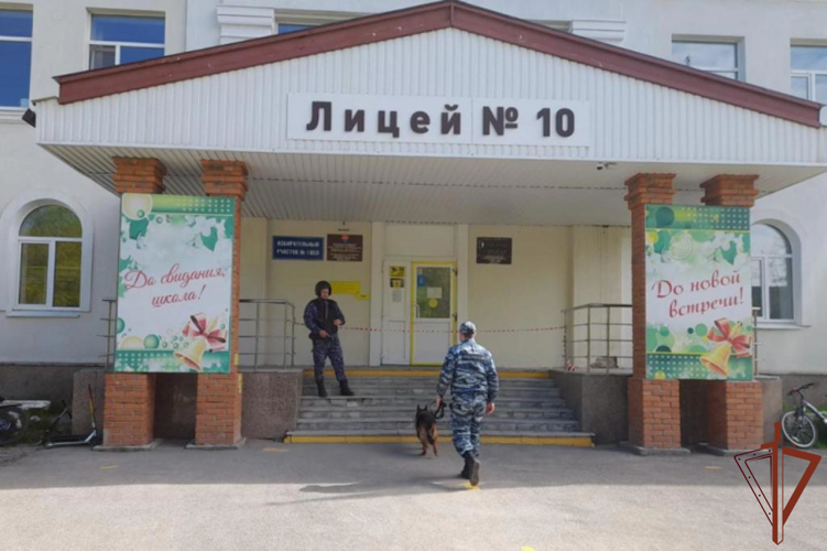 Росгвардейцы проводят профилактические и профориентационные занятия с уральской молодежью