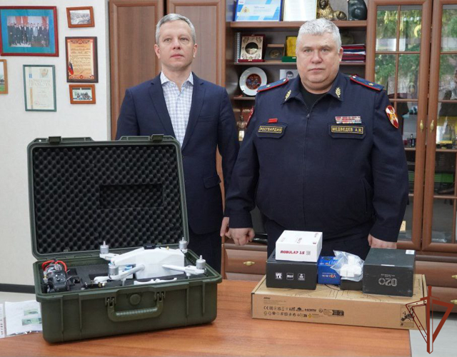 Представители «Народного фронта» передали росгвардейцам квадрокоптеры во Владимире