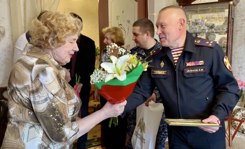 В Мурманске росгвардейцы поздравили почетного ветерана ведомства с 92-летием 