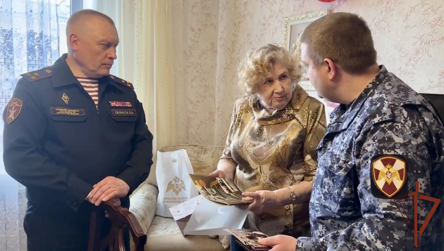 В Мурманске росгвардейцы поздравили почетного ветерана ведомства с 92-летием 