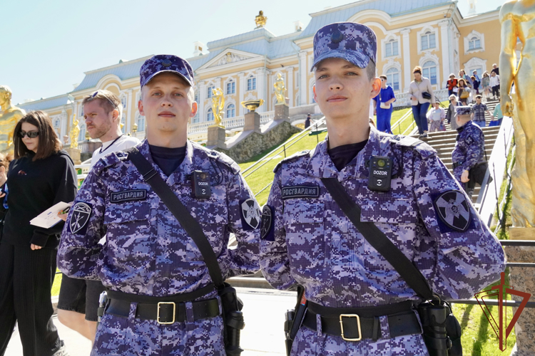 Росгвардейцы обеспечили безопасность Весеннего праздника фонтанов в Санкт-Петербурге 