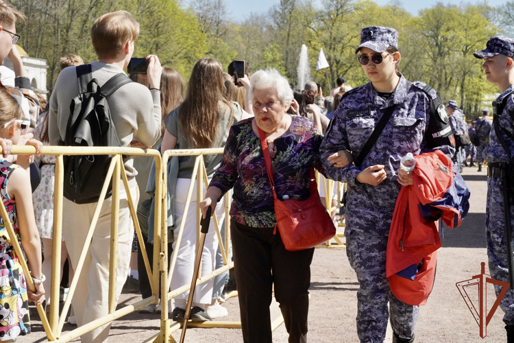 Росгвардейцы обеспечили безопасность Весеннего праздника фонтанов в Санкт-Петербурге 