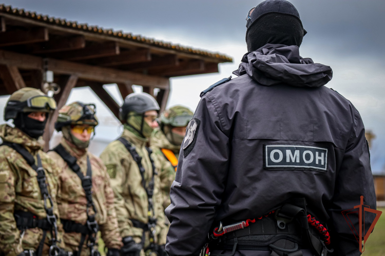 Спецназ Северо-Западного округа Росгвардии отработал беспарашютное десантирование (видео)
