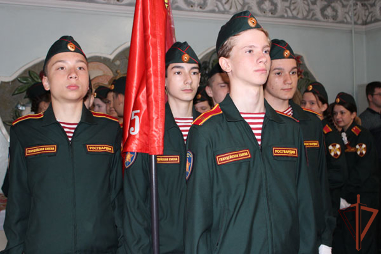 Росгвардейцы и воспитанники «Гвардейской смены» поздравили жителей Геронтологического центра Ульяновска с Днем Победы