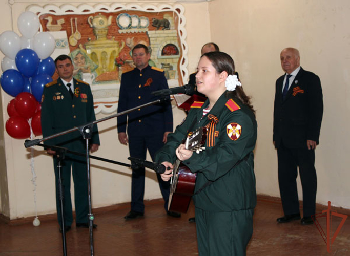 Росгвардейцы и воспитанники «Гвардейской смены» поздравили жителей Геронтологического центра Ульяновска с Днем Победы