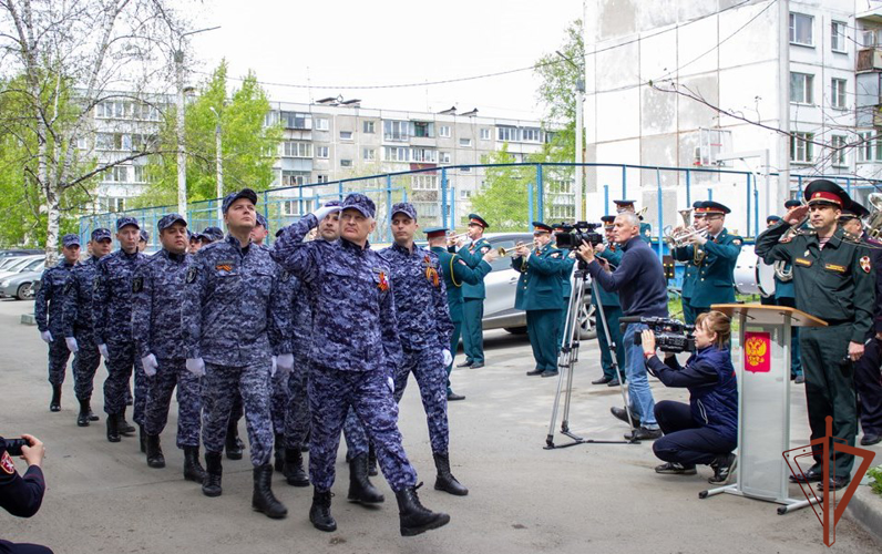 На Урале росгвардейцы поздравили с Днем Победы ветеранов Великой Отечественной войны и тружеников тыла 