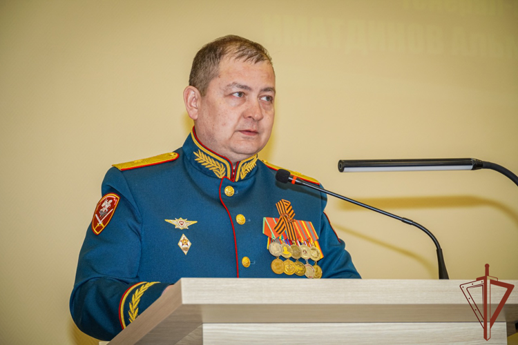 Заместитель командующего Северо-Западного округа Росгвардии наградил слушателей факультета Росгвардии Военной академии материально-технического обеспечения 