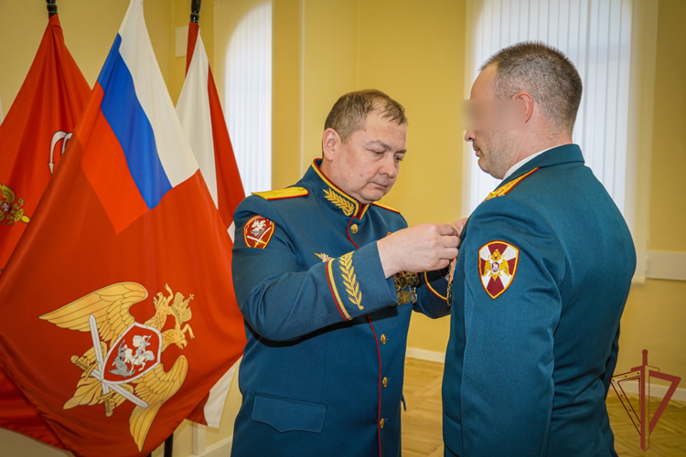 Заместитель командующего Северо-Западного округа Росгвардии наградил слушателей факультета Росгвардии Военной академии материально-технического обеспечения 