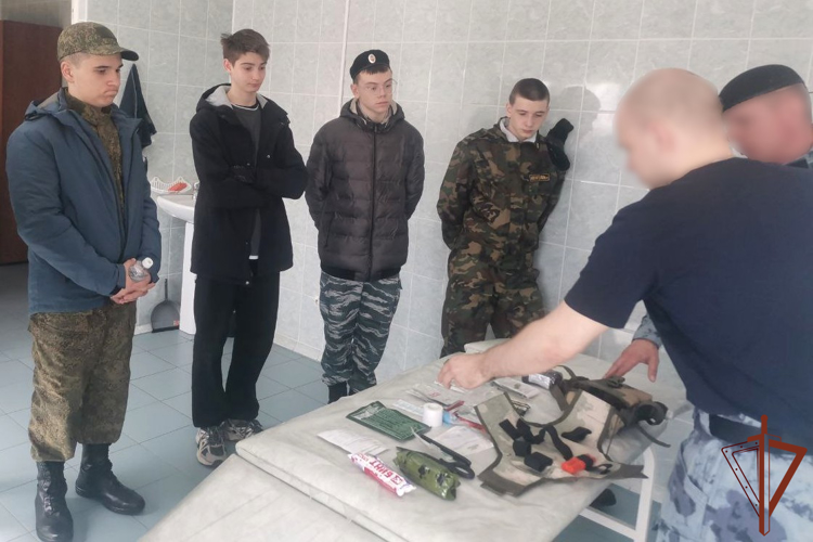 Сотрудники Росгвардии проводят патриотические мероприятия с уральской молодежью