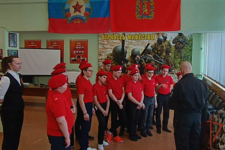 Росгвардейцы провели профориентационные мероприятия с подрастающим поколением в Сибири
