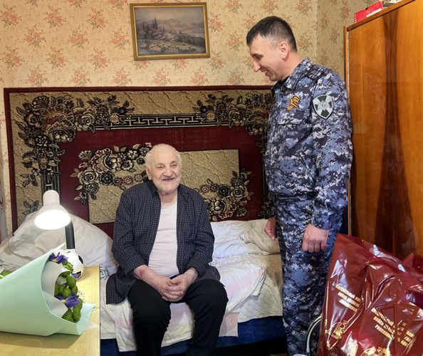 Ветерана Великой Отечественной войны навестили офицеры Росгвардии в Калининграде   