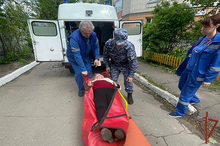 Сотрудники Росгвардии оказали помощь почувствовавшей себя плохо пожилой жительнице Орла