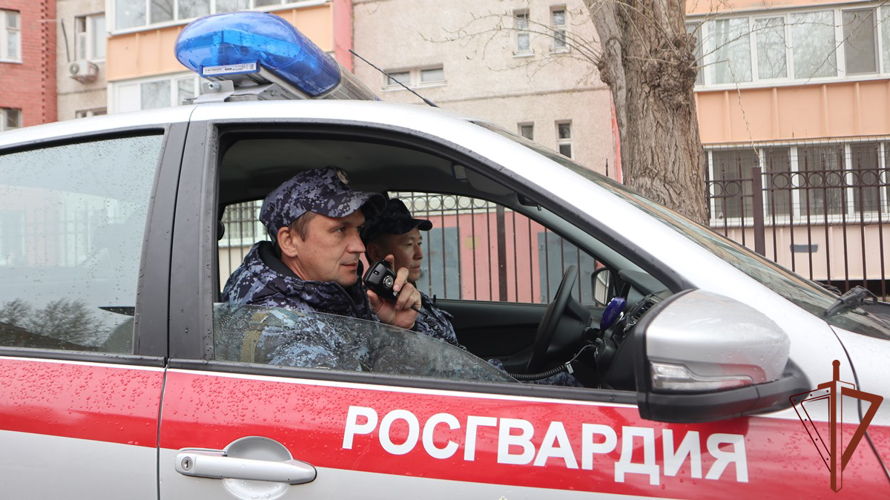 Росгвардейцы обеспечили правопорядок в День весны и труда на Урале