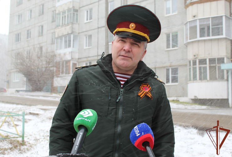 В Сыктывкаре военный оркестр Росгвардии поздравил ветерана службы с Днем Победы